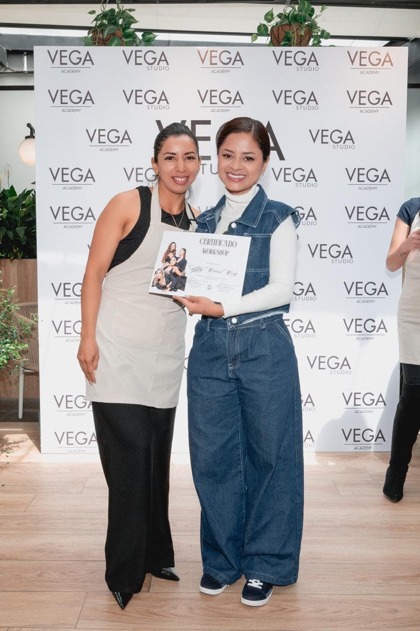 Clarisse Rojas — Participante recibiendo su certificado al terminar un workshop