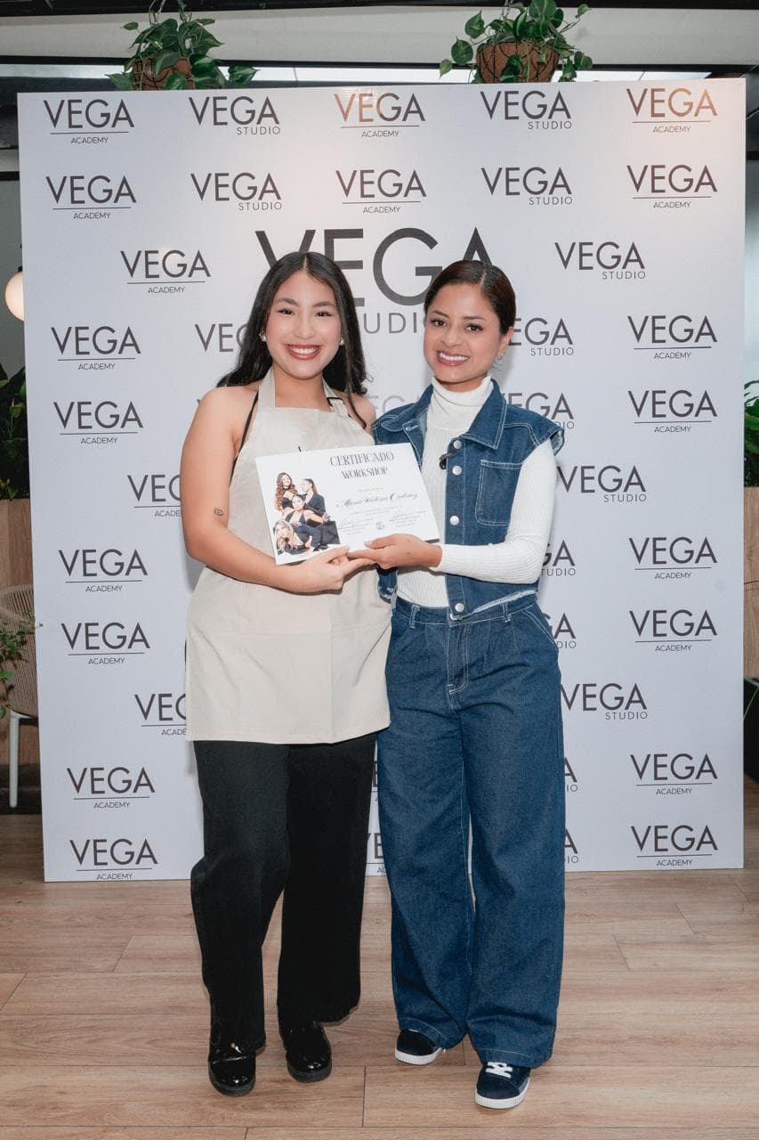 Vicky Ordoñez — Participante recibiendo su certificado de workshop